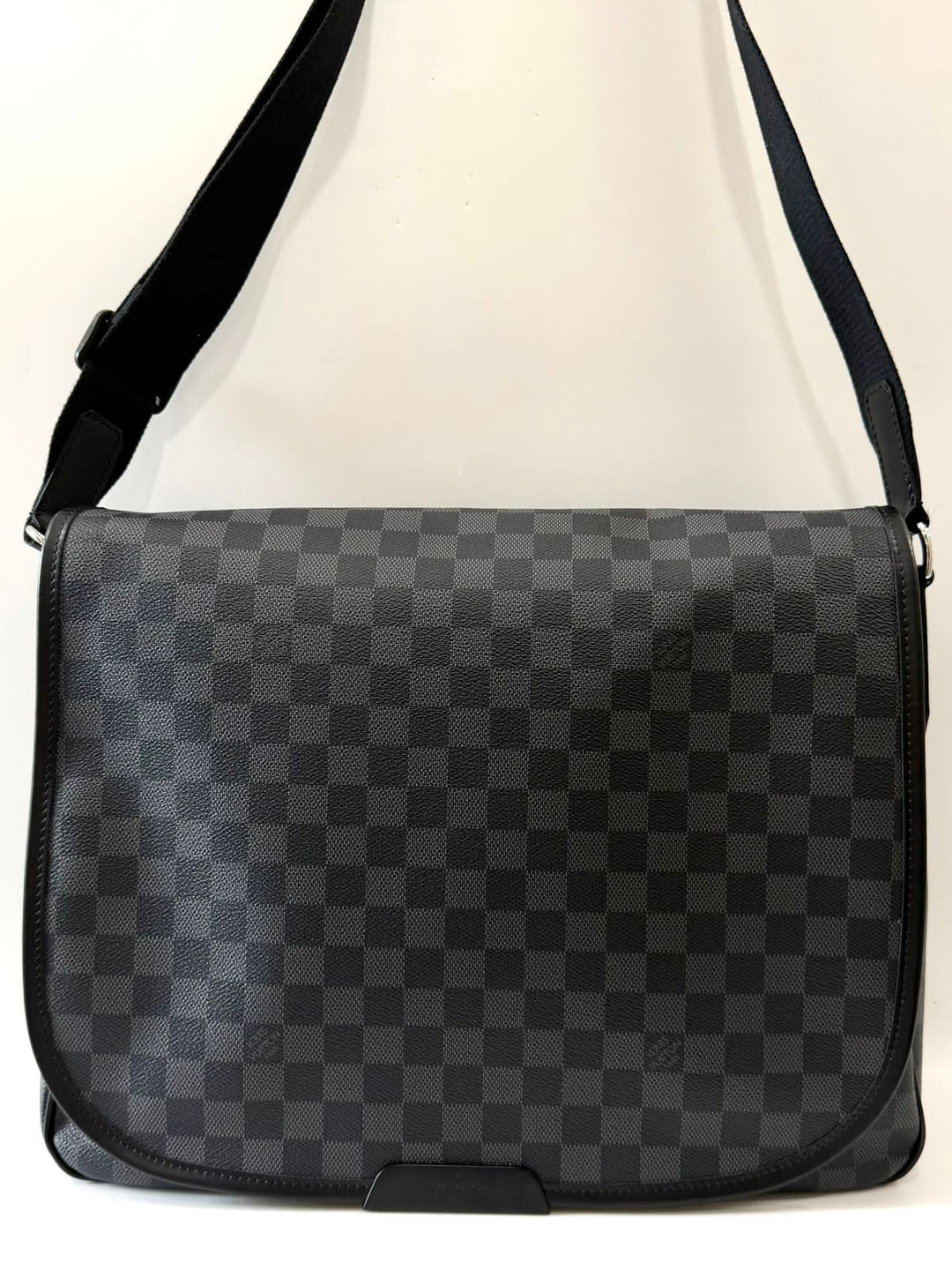LOUIS VUITTON DAMIER GRAPHITE DANIEL GM MESSENGER BAG