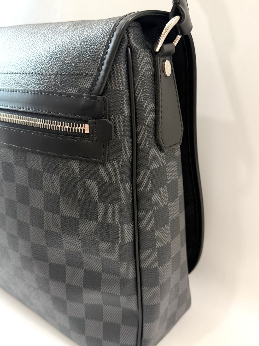 LOUIS VUITTON DAMIER GRAPHITE DANIEL GM MESSENGER BAG