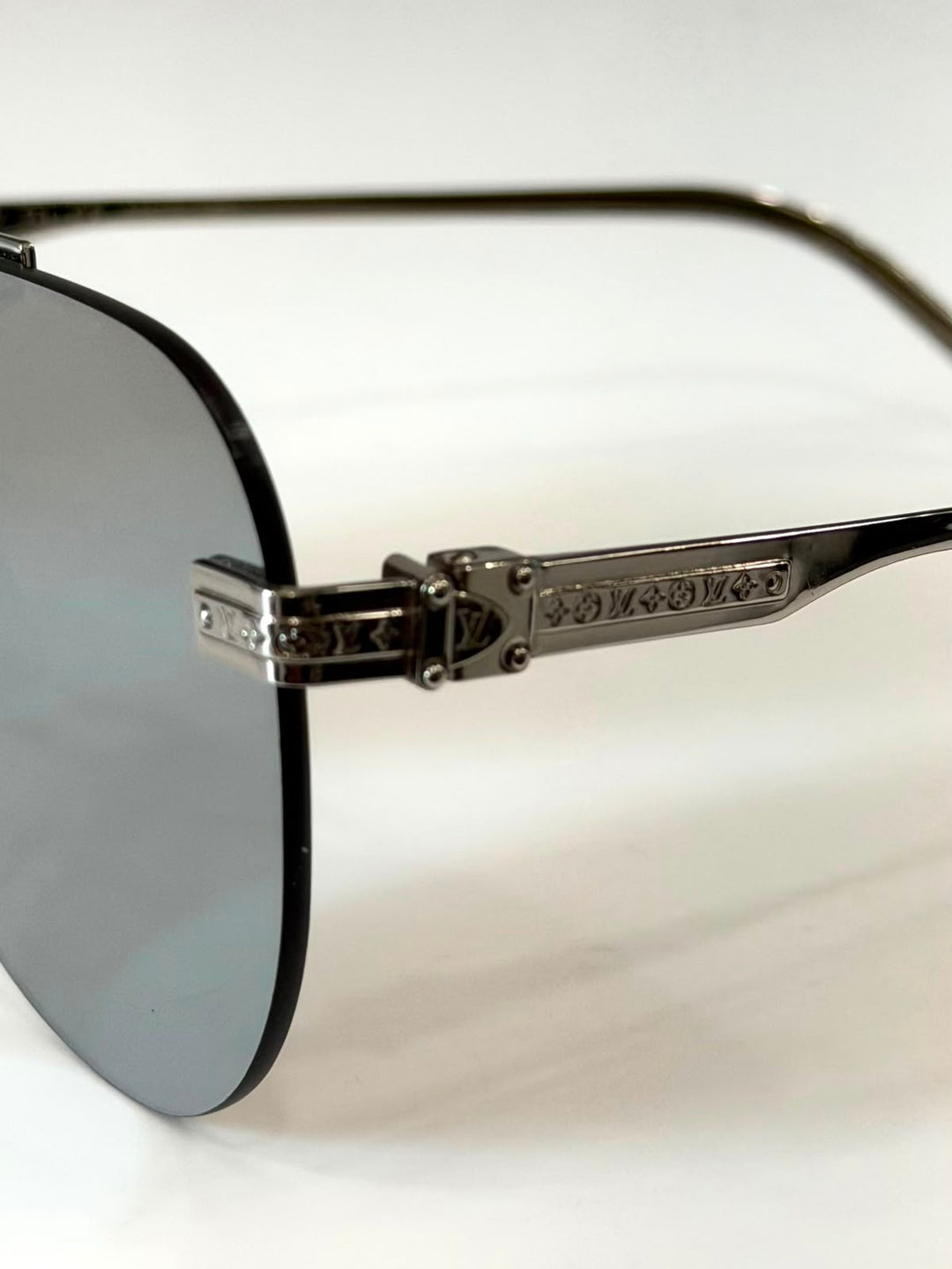 LOUIS VUITTON Z1262W METAL LV ASH AVIATOR SUNGLASSES