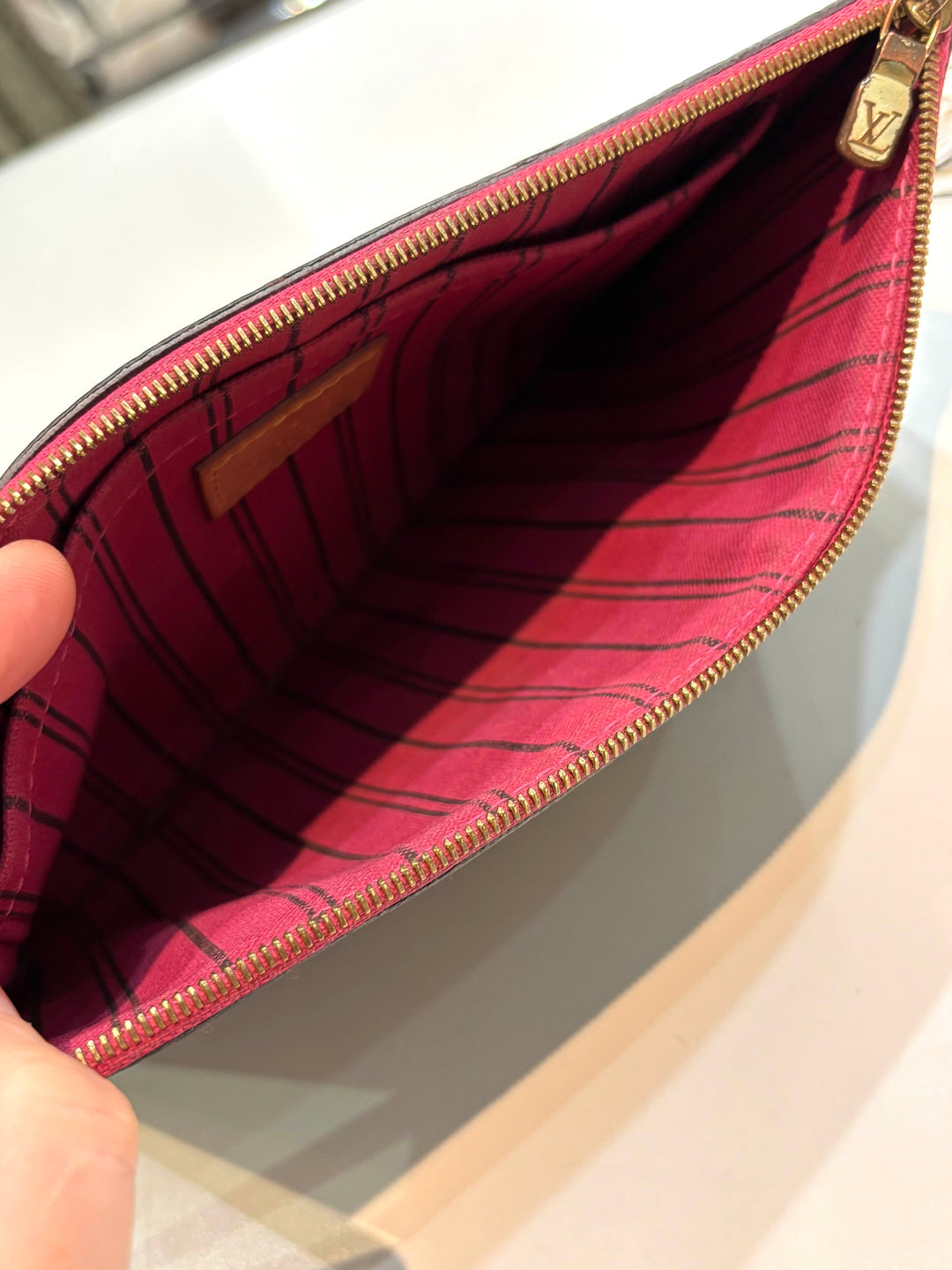 LOUIS VUITTON MONOGRAM WRISLET POUCHETTE-FUCHSIA