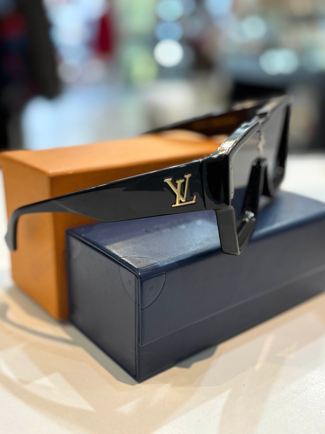 LOUIS VUITTON OVERSIZED SUNGLASSES