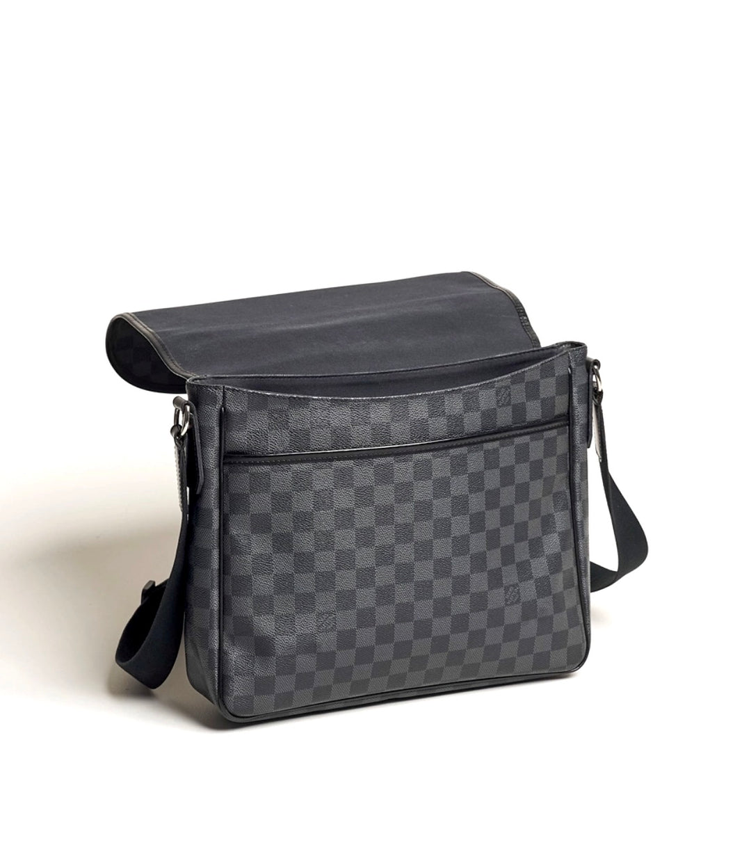 LOUIS VUITTON DAMIER GRAPHITE DANIEL GM MESSENGER BAG