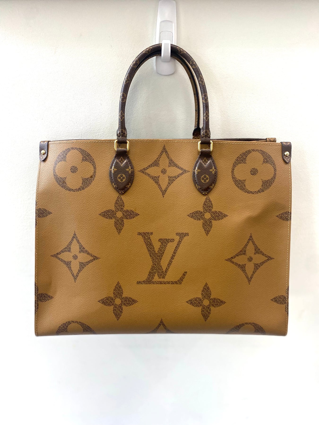 Louis Vuitton Tote OntheGo GM Bag Giant Reverse Monogram Tote Bag Added  Insert at 1stDibs
