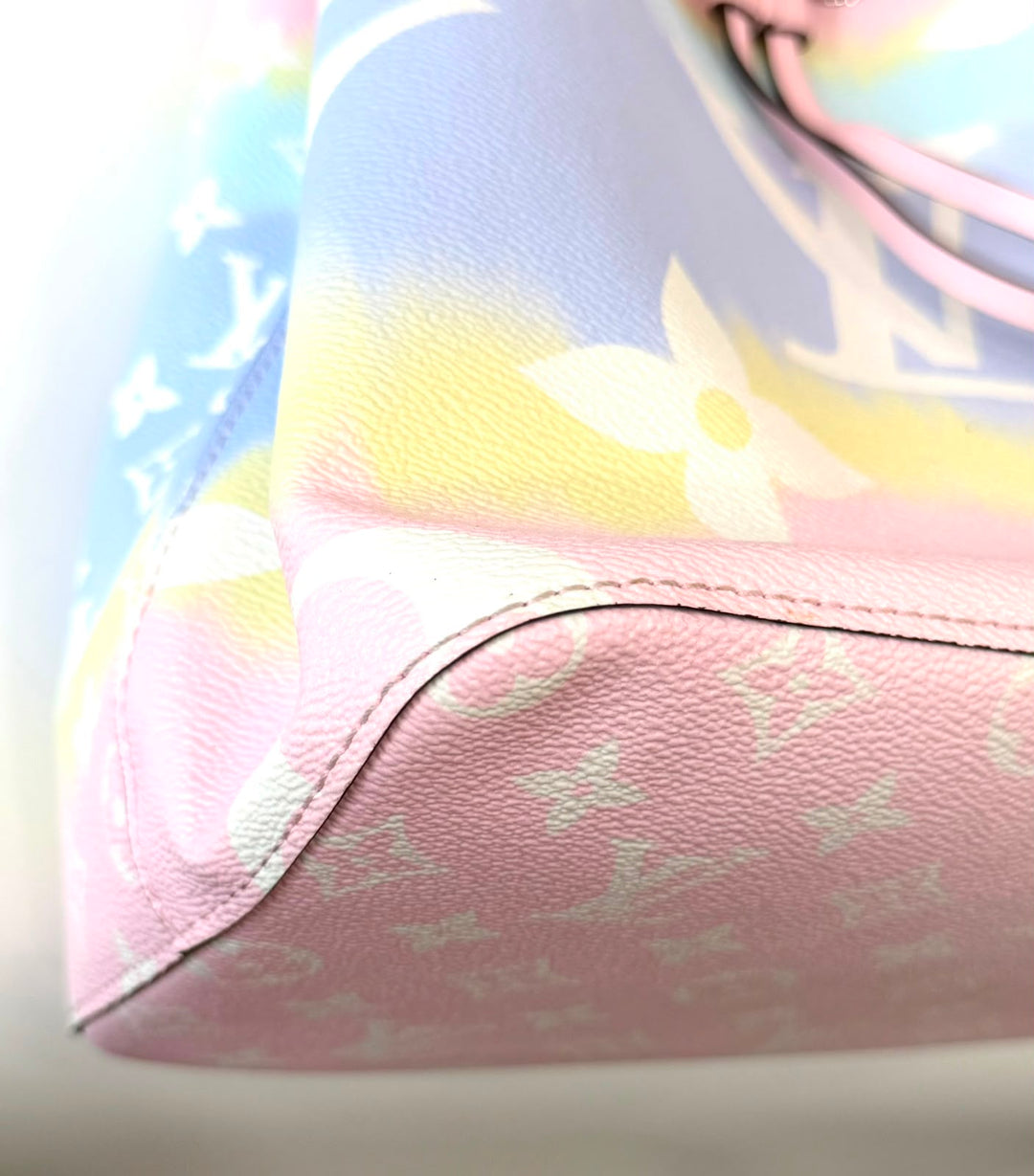 LOUIS VUITTON ESCALE NÉONOÉ MM MONOGRAM GIANT PASTEL SHOULDER BAG – LIMITED EDITION