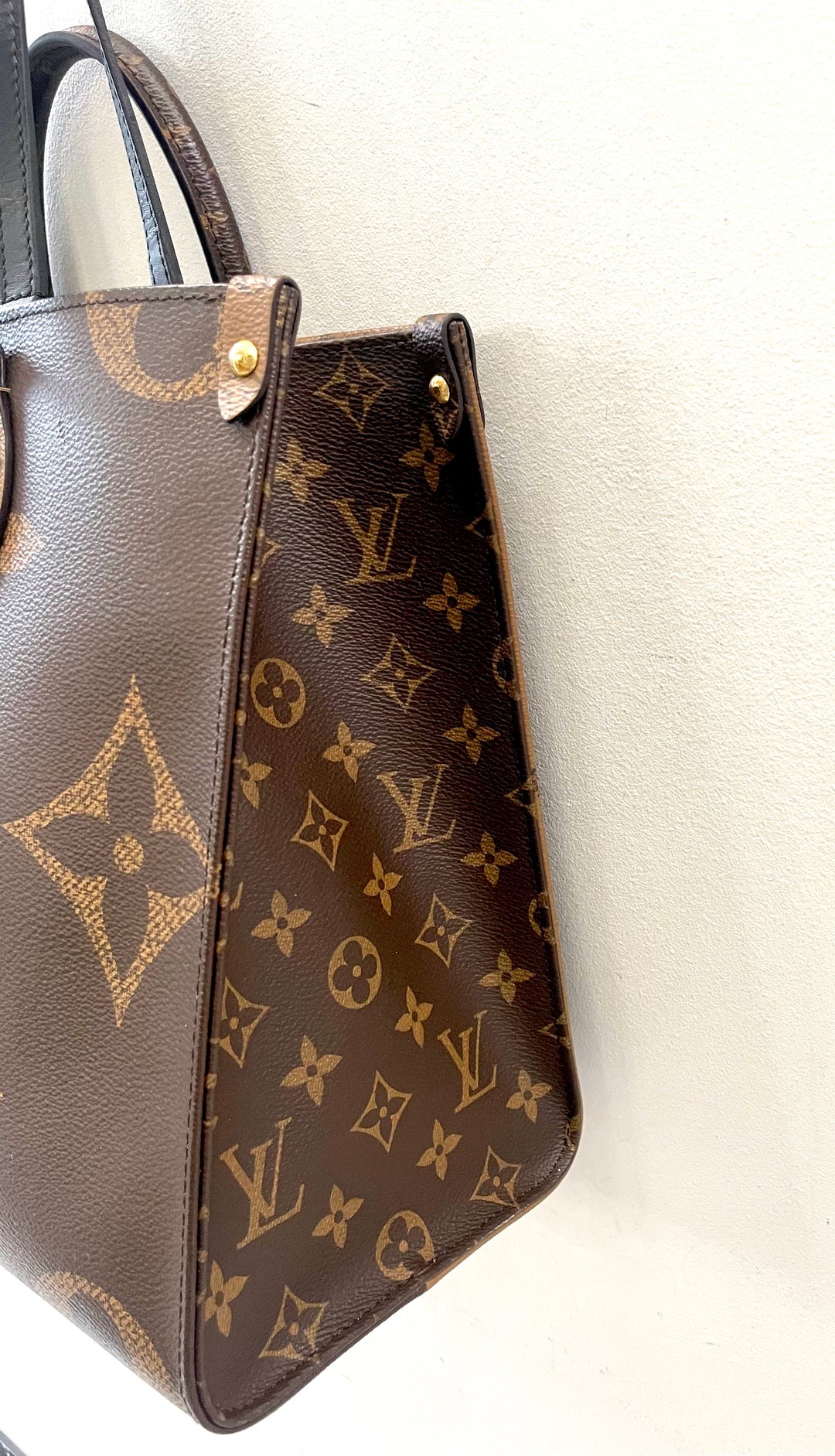 LOUIS VUITTON GIANT REVERSE MONOGRAM ON THE GO MM TOTE BAG