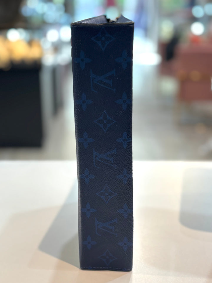 LOUIS VUITTON MONOGRAM ECLIPSE VOYAGE MM POCHETTE IN PACIFIC BLUE