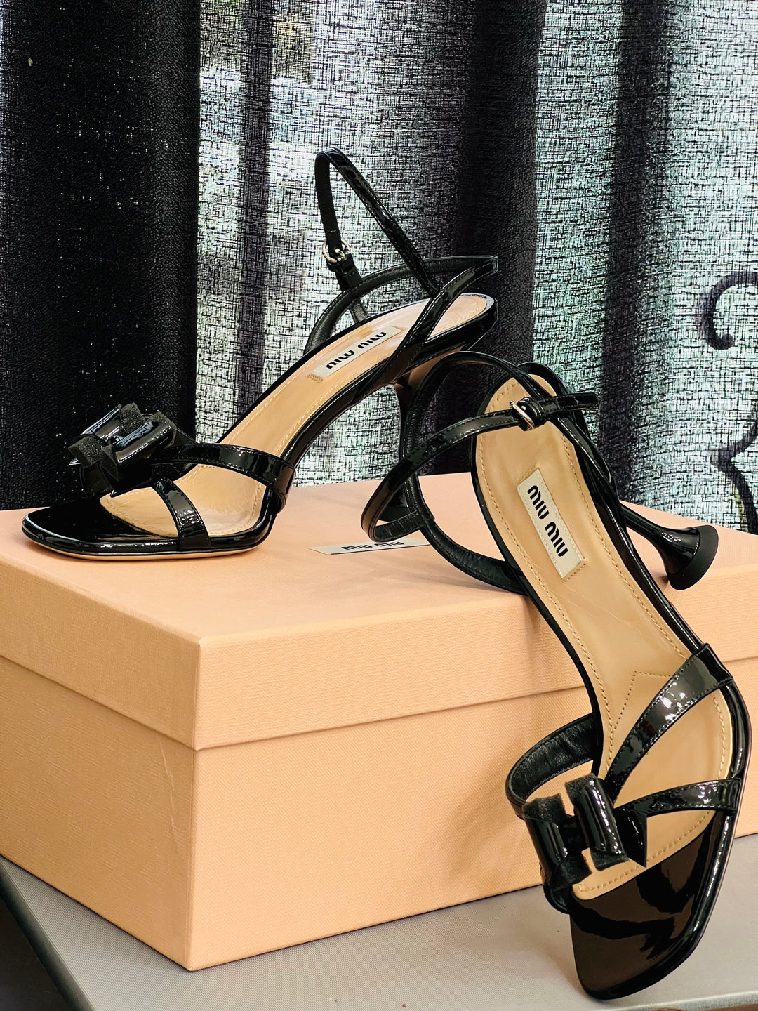 MIU MIU BOW PATENT LEATHER SANDALS