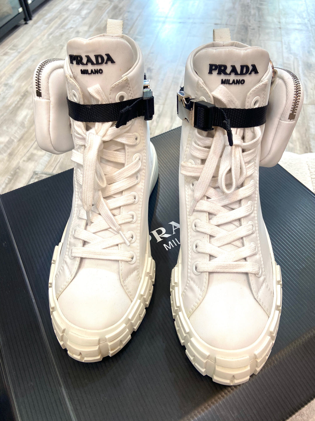 PRADA ロゴマーク付き
ブラック がま口ハンドバッグ 美品 $ 大人気 プラダ PRADA 三角 ロゴプレート付き ナイロン製・3