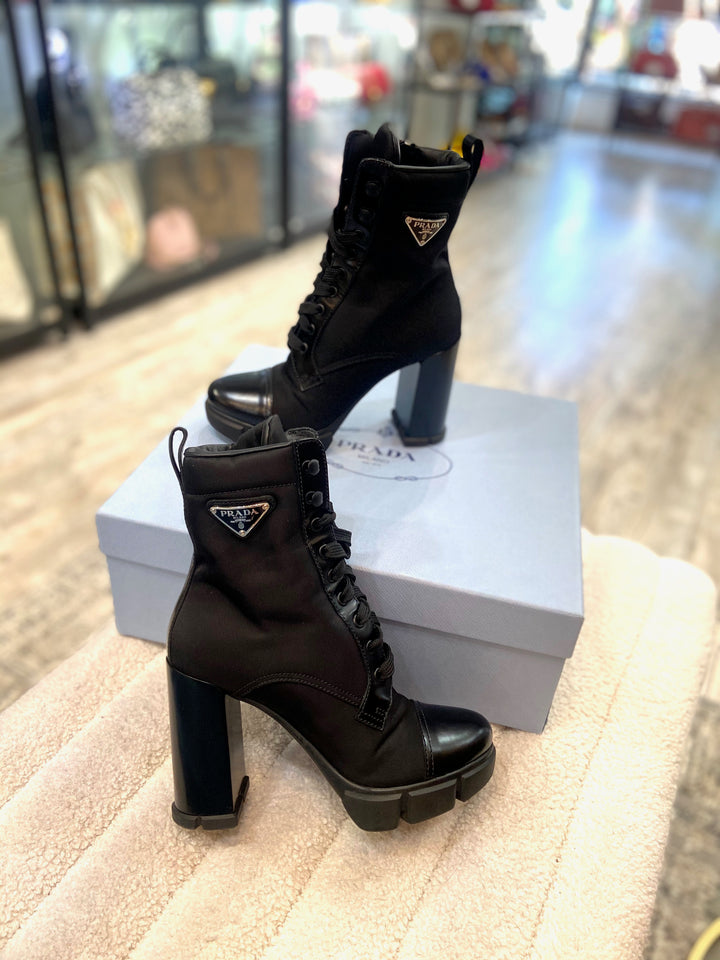 【関税込み】prada LOGO ANKLE BOOTS Prada Triangle Logo 95mm Ankle Boots | Black | FARFETCH