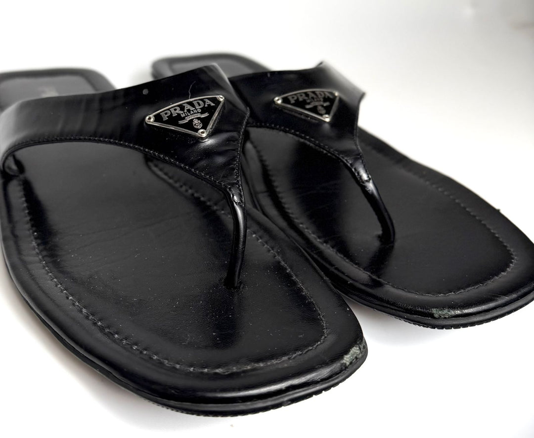PRADA TRIANGLE LOGO PATENT LEATHER THONG SLIDE SANDALS
