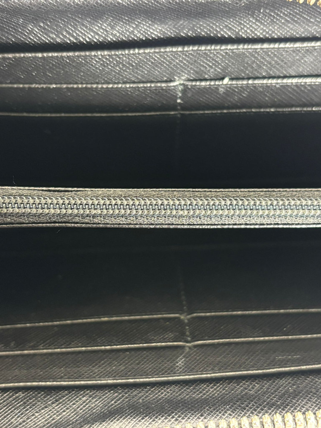 SALVATORE FERRAGAMO GANCINI ROUND ZIPPER LONG WALLET