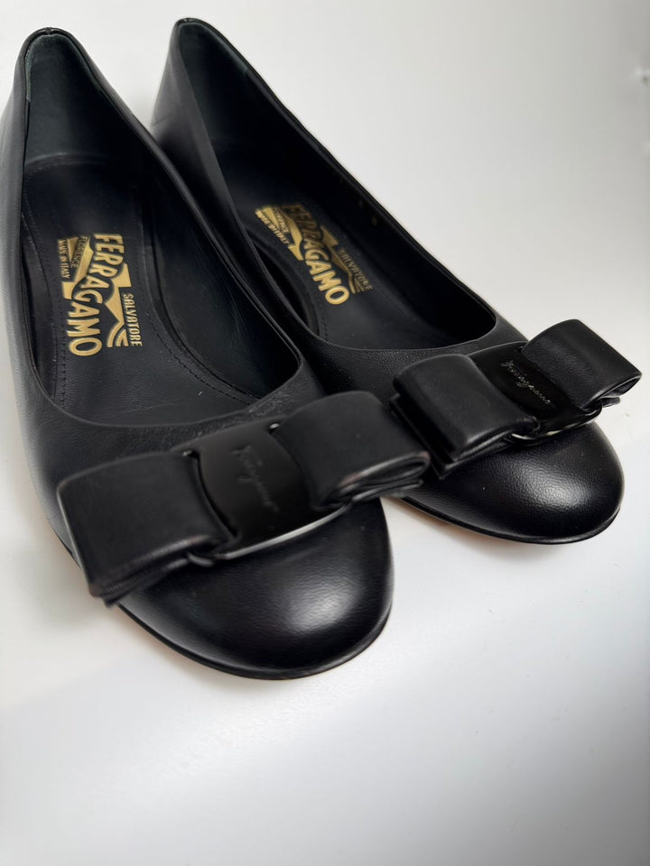 SALVATORE FERRAGMO LEATHER BOW ACCENT PUMPS