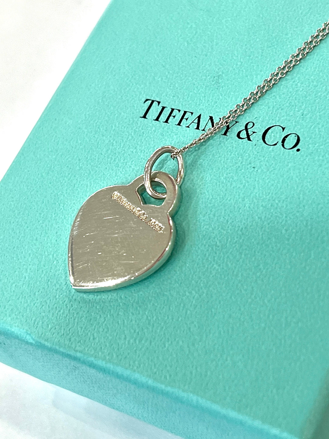 TIFFANY &amp; CO. SILVER ALPHABET V HEART CHARM NECKLACE
