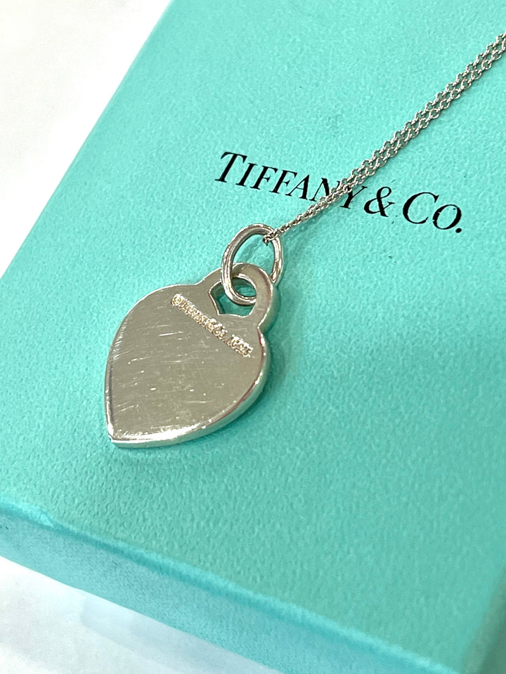 TIFFANY &amp; CO. SILVER ALPHABET V HEART CHARM NECKLACE