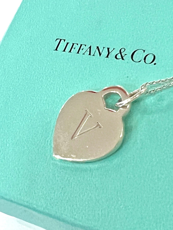 TIFFANY &amp; CO. SILVER ALPHABET V HEART CHARM NECKLACE