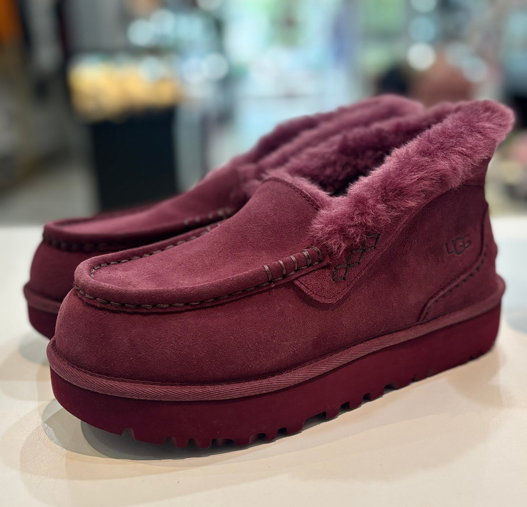 UGG ANSLEY PARC SUEDE FUR-LINED PLATFORM SLIP-ON SHOOTIES – BURNT MAGENTA