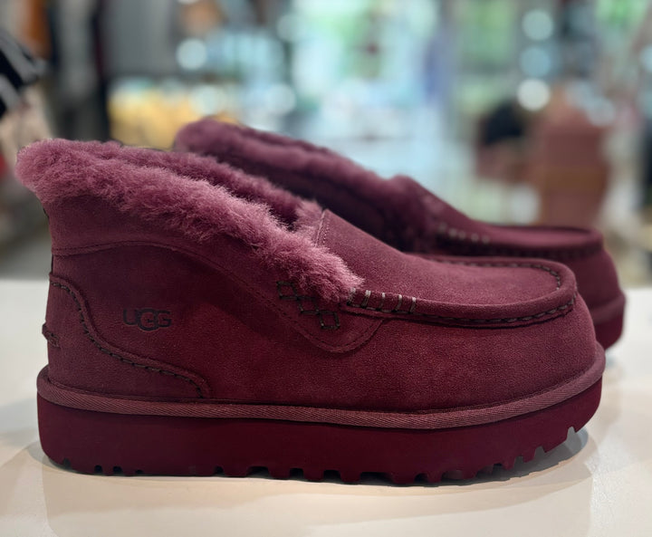 UGG ANSLEY PARC SUEDE FUR-LINED PLATFORM SLIP-ON SHOOTIES – BURNT MAGENTA