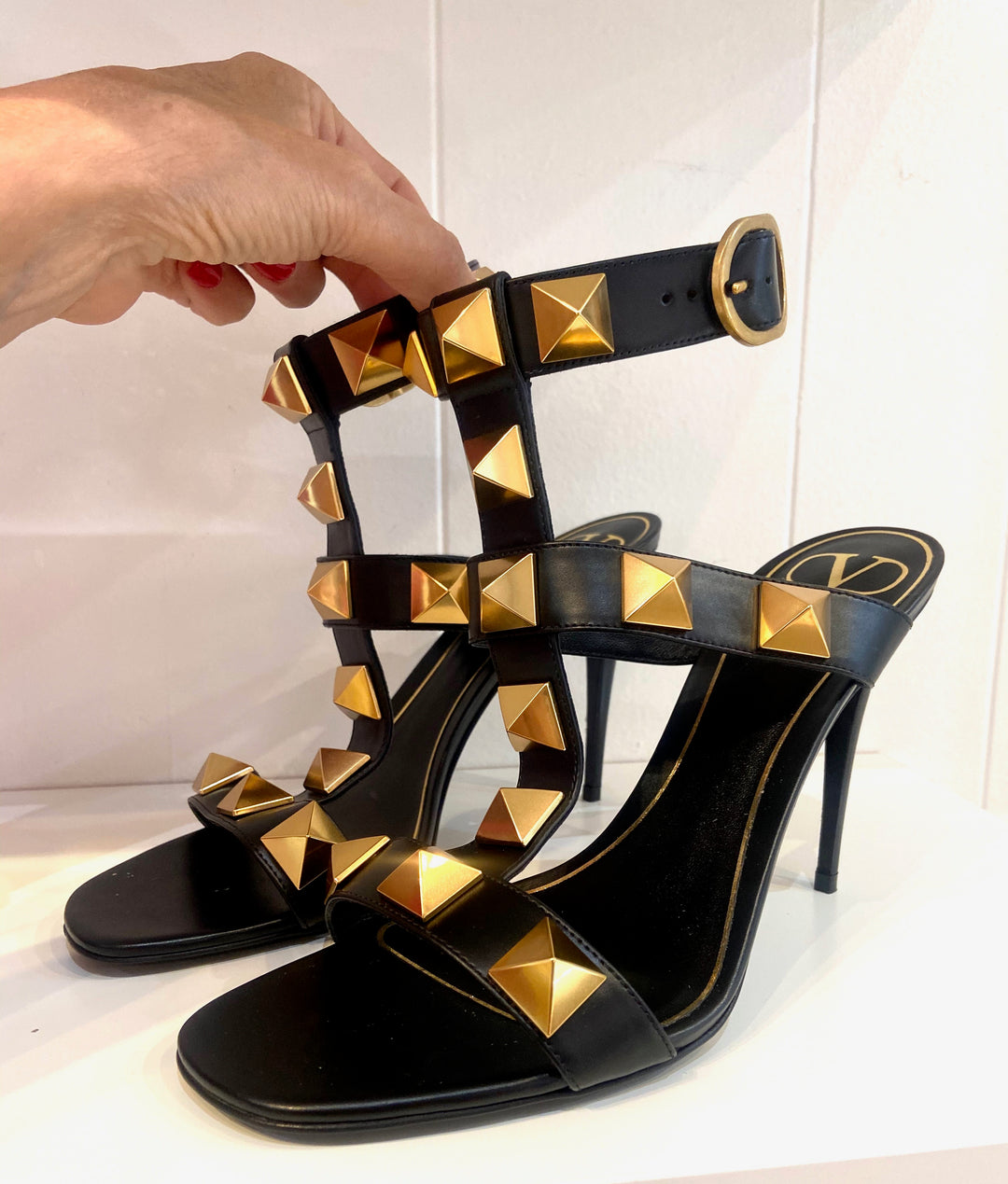 VALENTINO GARAVANI ROMAN STUD LEATHER SANDALS