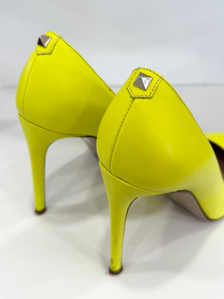VALENTINO GARAVANI ROCKSTUD ACCENT NEON LEATHER PUMPS