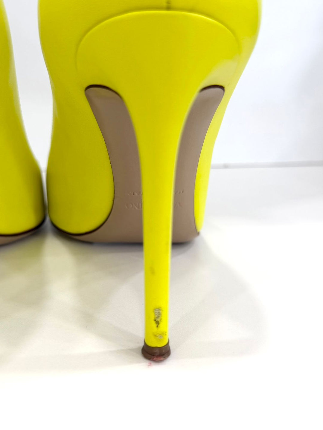 VALENTINO GARAVANI ROCKSTUD ACCENT NEON LEATHER PUMPS