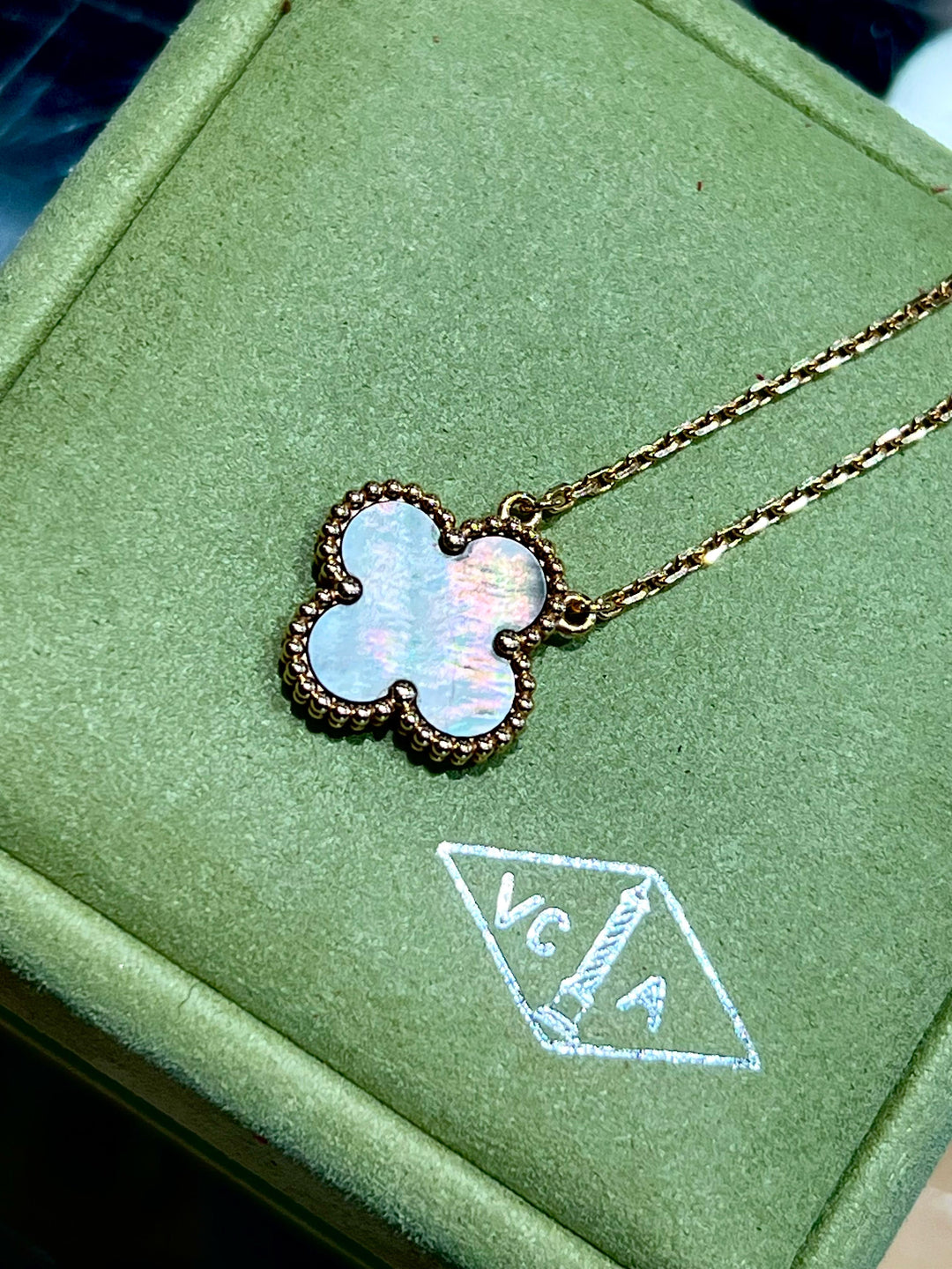VCA SWEET MOP 18K GOLD ALHAMBRA PENDANT NECKLACE