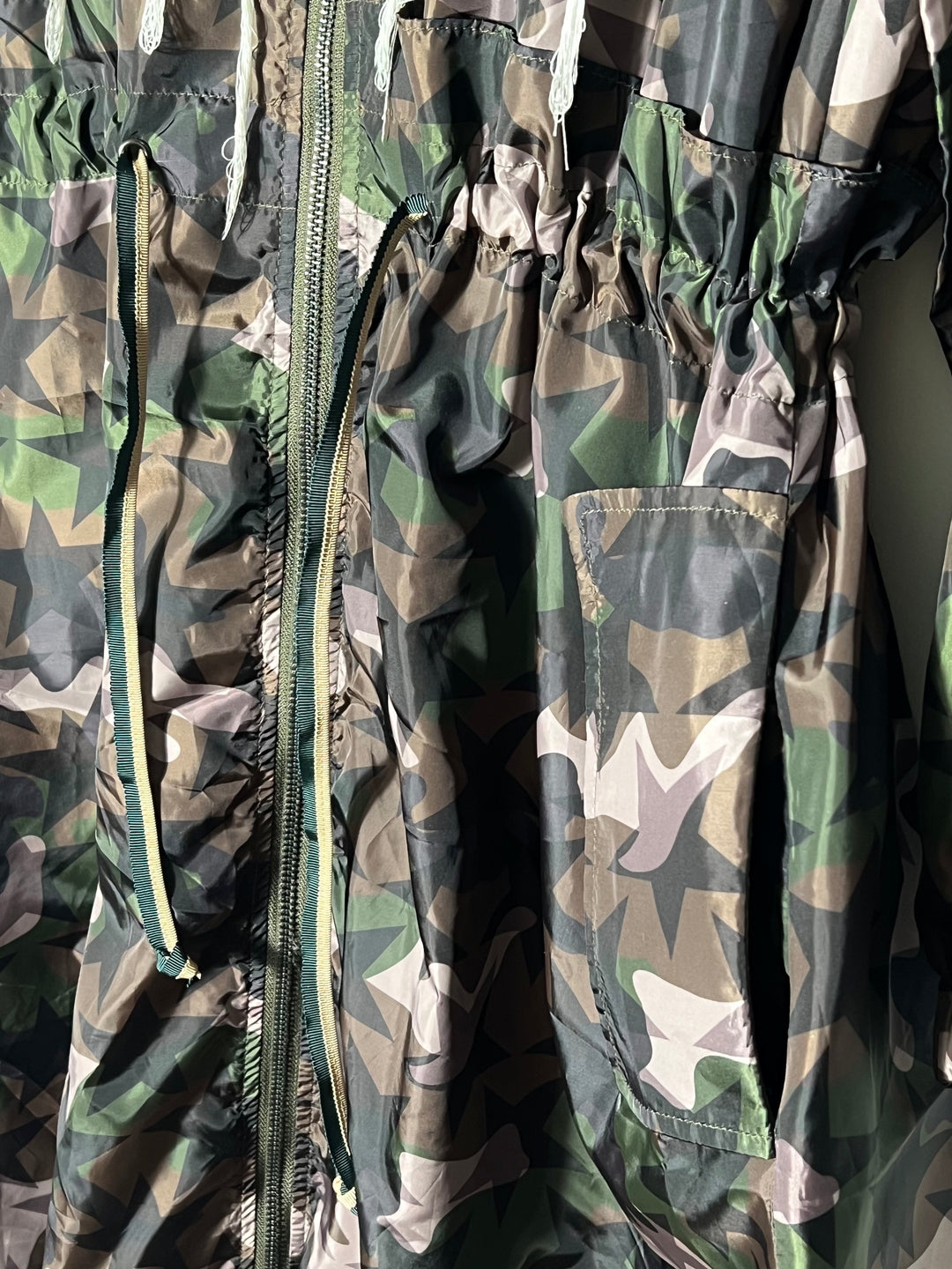 VALENTINO GARAVANI CAMO &amp; STARS LIGHT TRENCH COAT