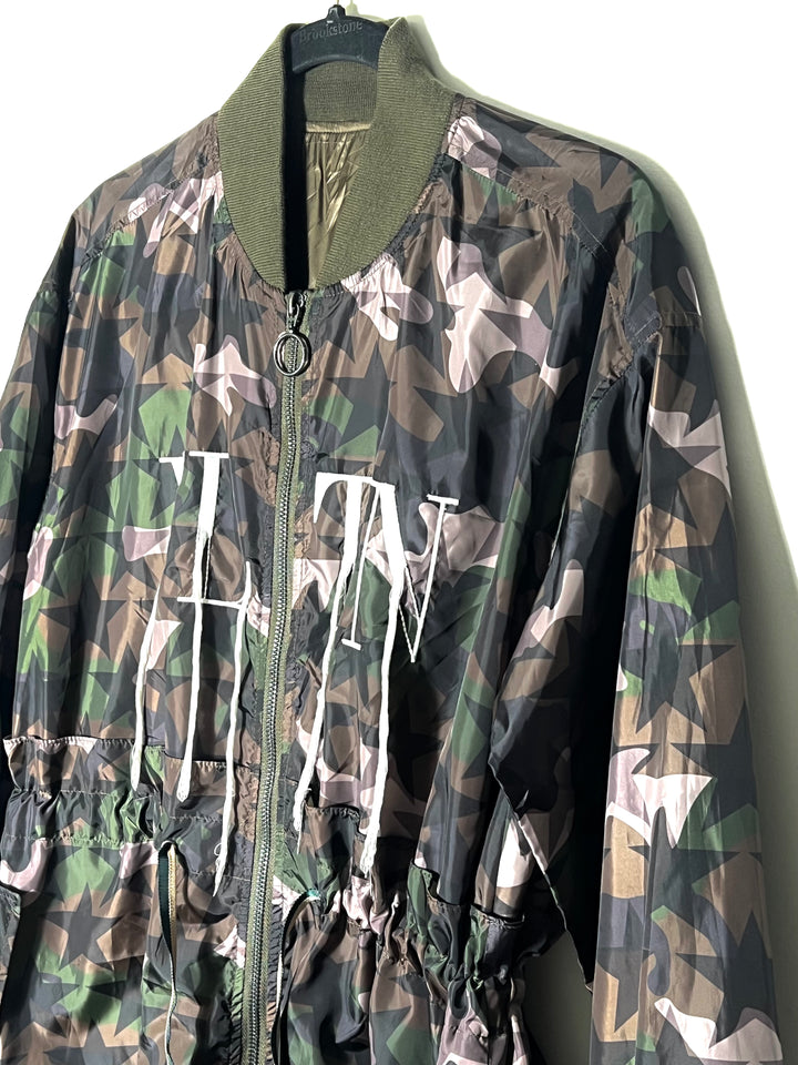 VALENTINO GARAVANI CAMO &amp; STARS LIGHT TRENCH COAT