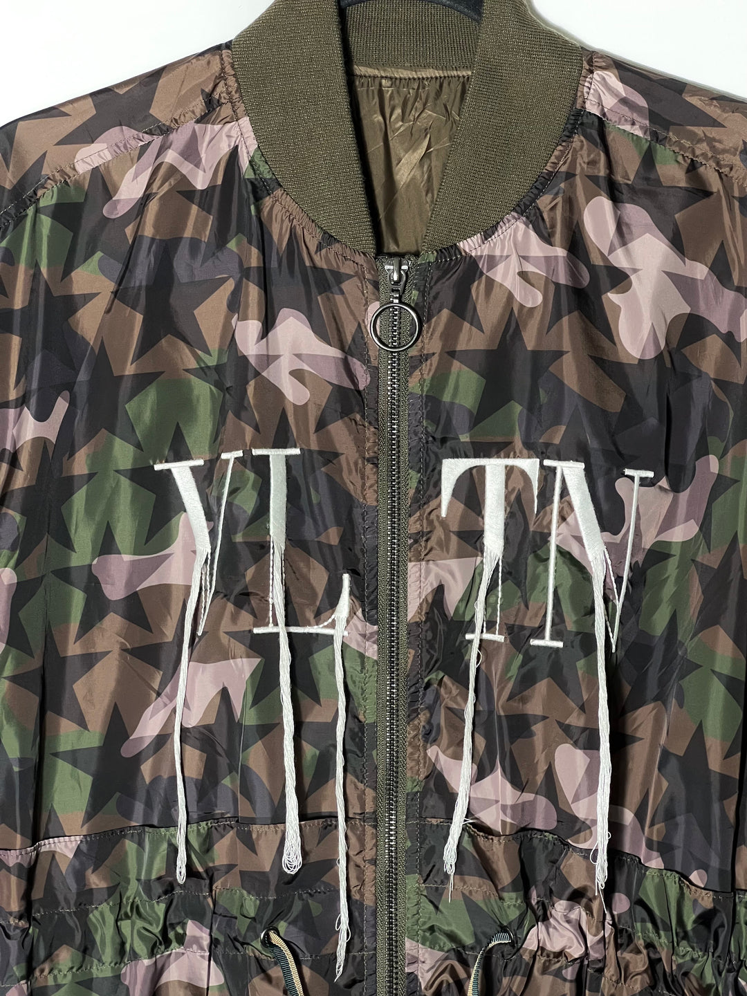 VALENTINO GARAVANI CAMO &amp; STARS LIGHT TRENCH COAT