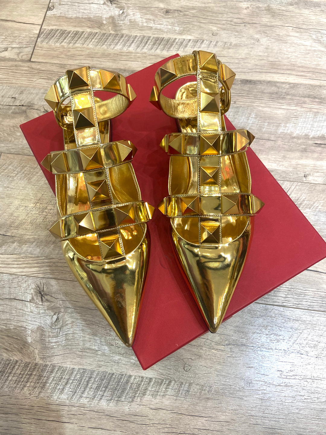 VALENTINO GARAVANI ROMAN STUD LEATHER ANKLE STRAP FLAT SANDALS