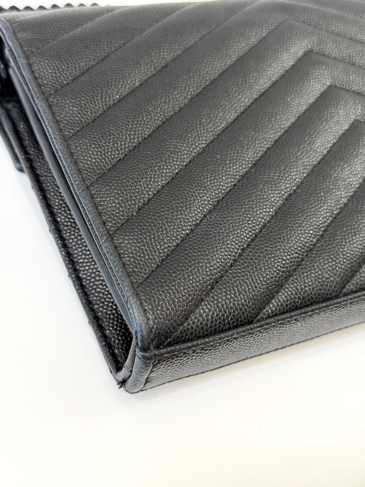 YVES SAINT LAURENT GRAIN DE POUDRE MATELASSE CHEVRON MONOCHROME ENVELOPE CHAIN WALLET