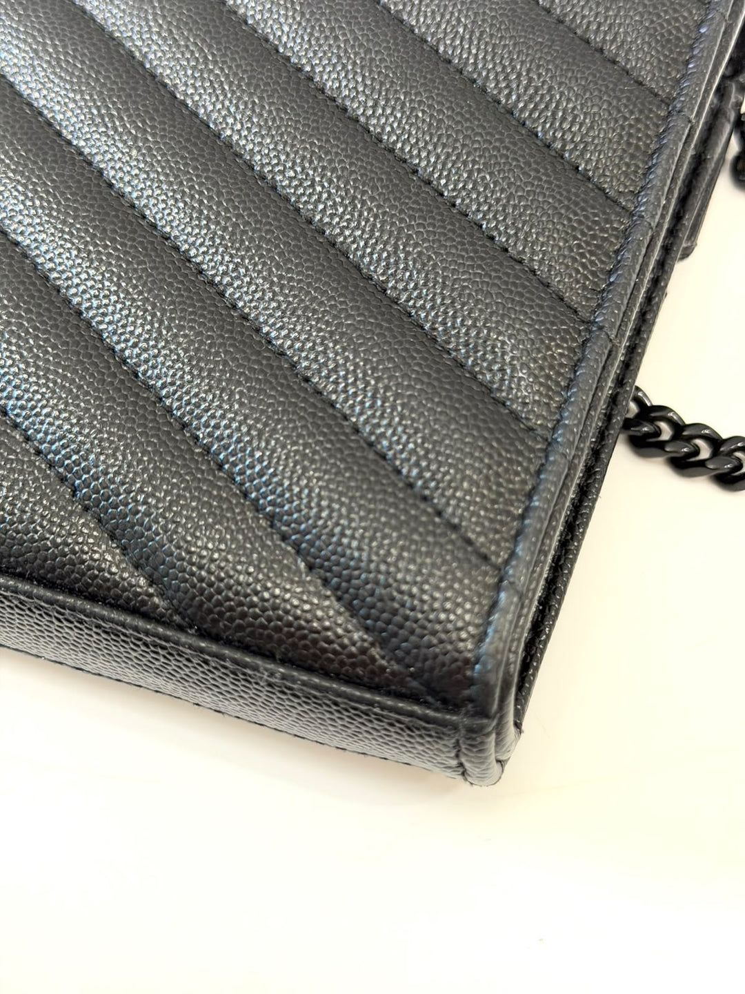 YVES SAINT LAURENT GRAIN DE POUDRE MATELASSE CHEVRON MONOCHROME ENVELOPE CHAIN WALLET