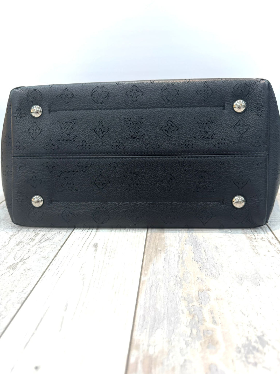 LOUIS VUITTON BLOSSOM MAHINA CALFSKIN LEATHER MM BAG