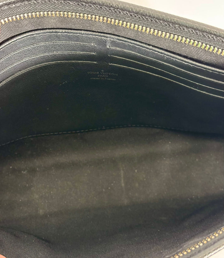 LOUIS VUITTON TAIGA POCHETTE VOYAGE MM BAG