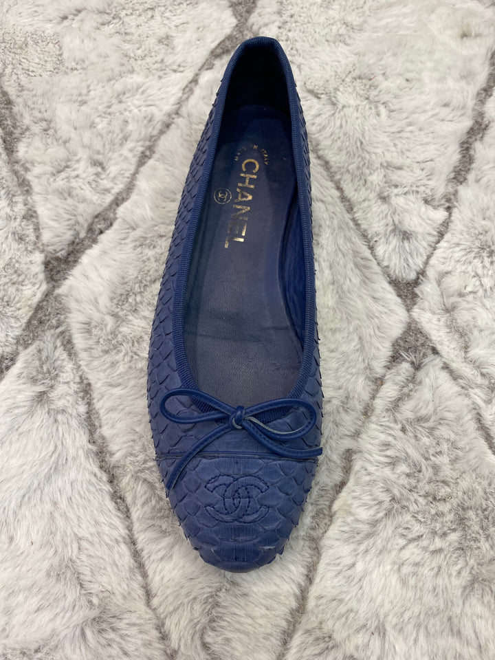 CHANEL CC LEATHER FLAT SHOES
