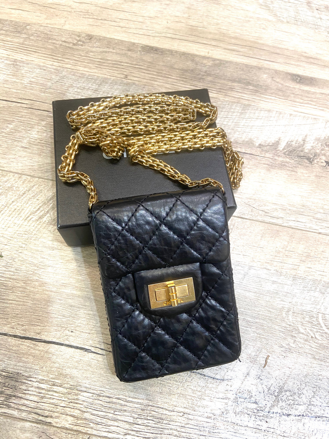 CHANEL ケース CHANEL QUILTED AGED CALFSKIN 2.55 REISSUE PHONE CASE – Caroline's