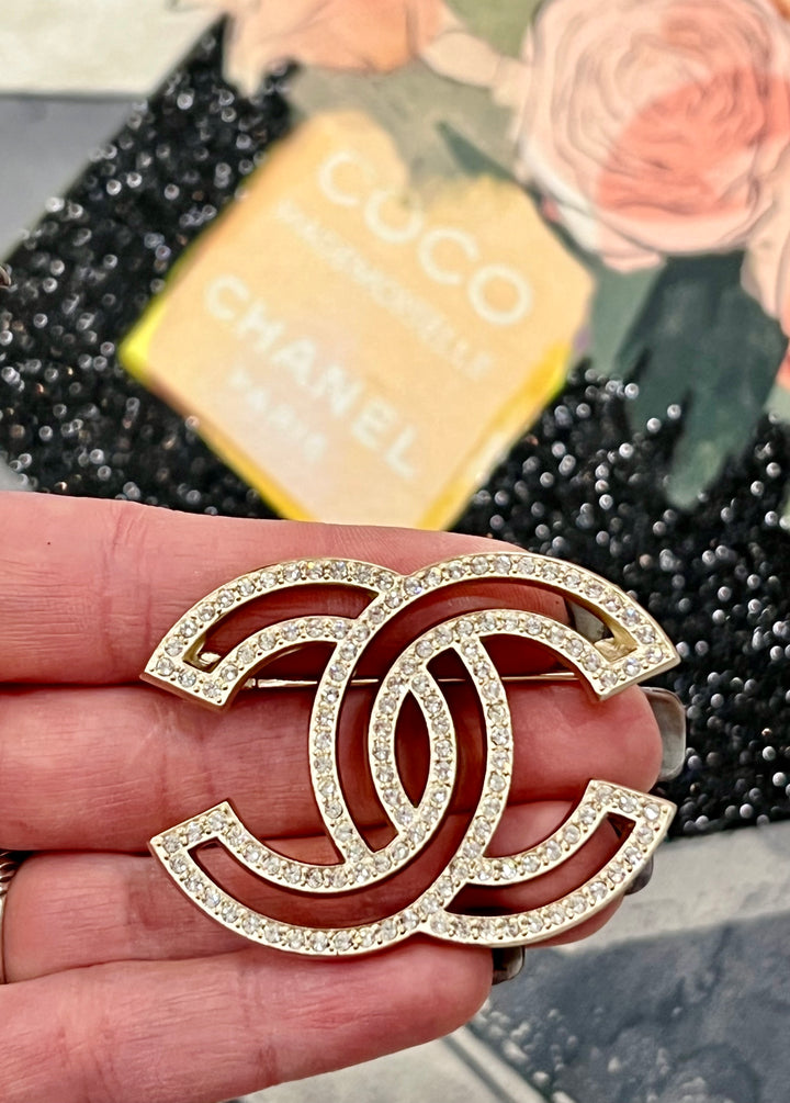 CHANEL CC RHINESTONE &amp; GOLD TONED BROOCH