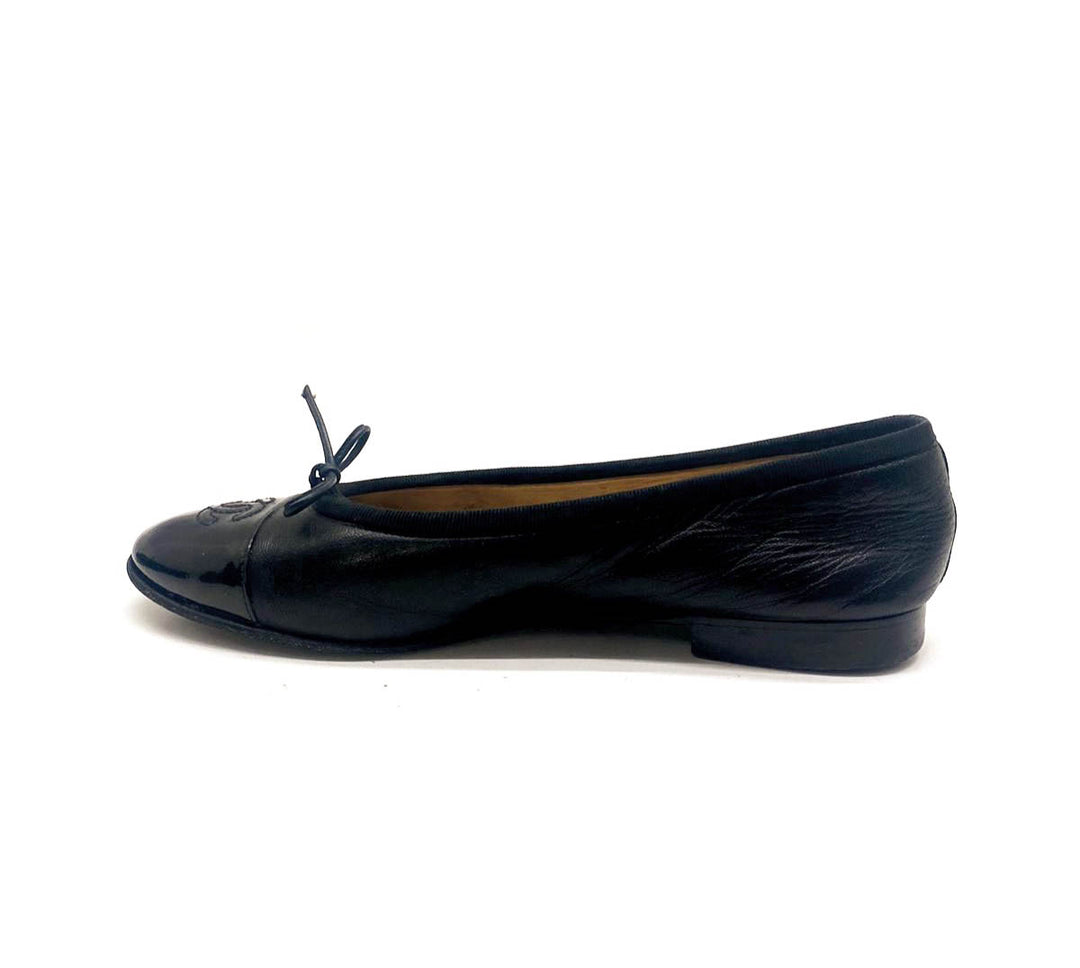 CHANEL CC CAP TOE LEATHER BALLET FLATS