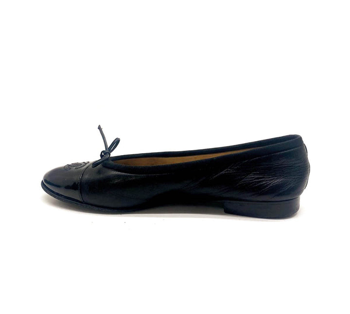 CHANEL CC CAP TOE LEATHER BALLET FLATS