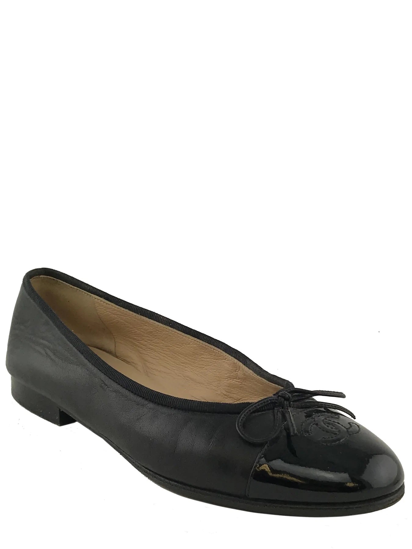 Chanel Tan and Black Cap-Toe Camellia Ballet Flats For Sale at