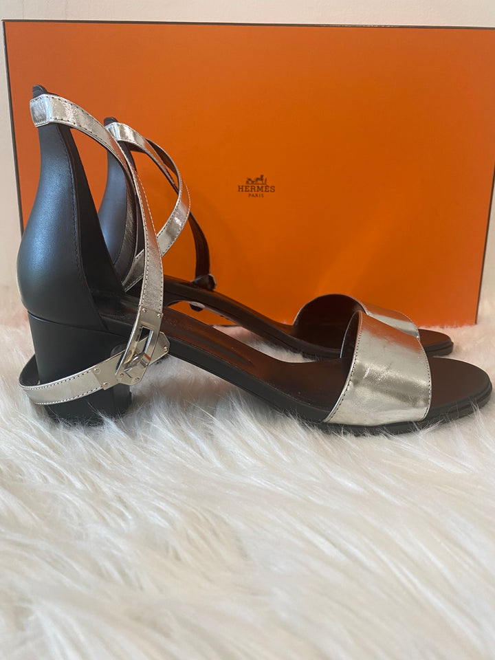 HERMÈS METALLIC SILVER LEATHER MANEGE ANKLE STRAP SANDALS