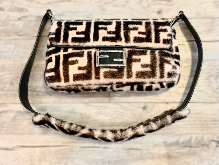 FENDI SHEARLING BAGUETTE WITH STRAP PAD