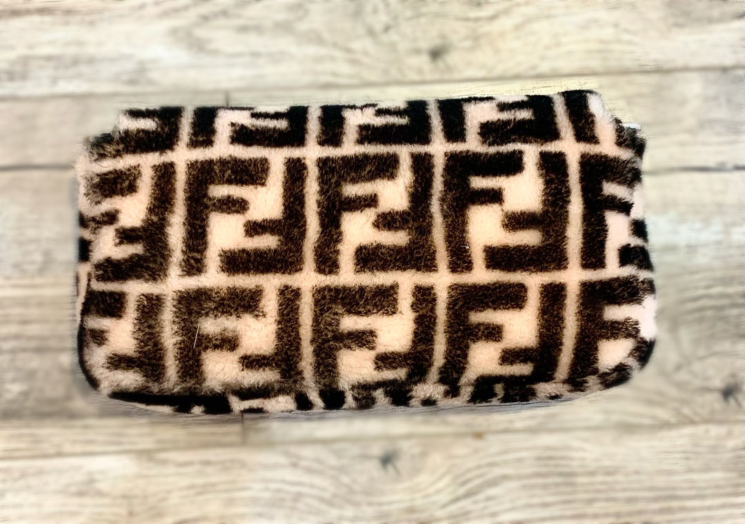 FENDI SHEARLING BAGUETTE WITH STRAP PAD