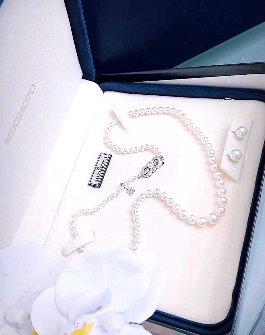 MIKIMOTO GRADUATED AKOYA PEARL STRAND 18K GOLD  NECKLACE &amp; EARRINGS SET