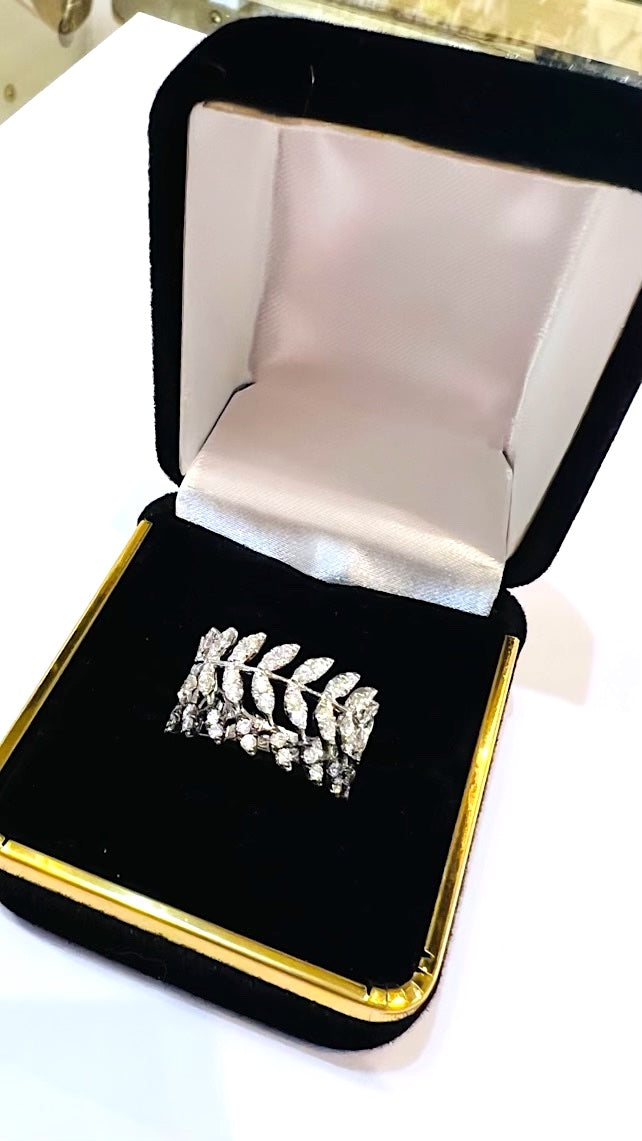 MARQUISE FALL LEAF 18K WHITE GOLD DIAMOND RING