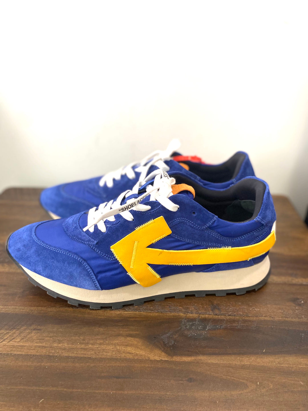 OFF-WHITE ARROW RUNNING SNEAKERS