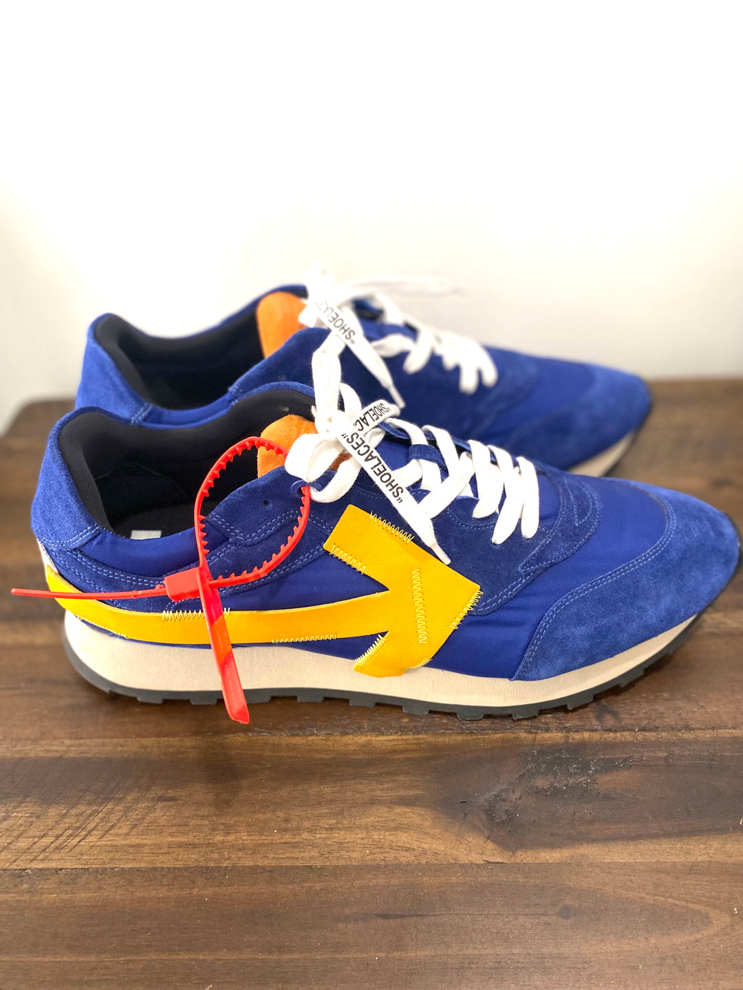 OFF-WHITE ARROW RUNNING SNEAKERS