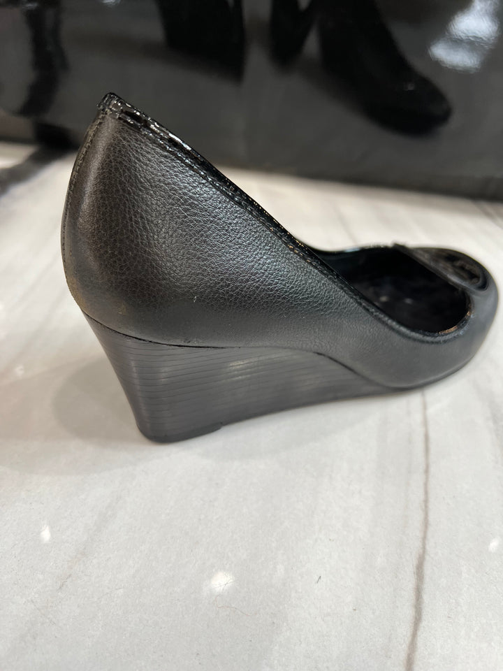TORY BURCH CHELSEA LEATHER WEDGE HEEL PUMPS
