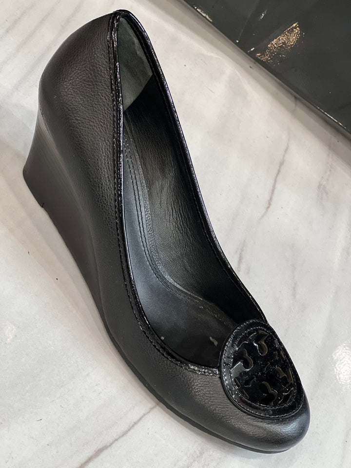 TORY BURCH CHELSEA LEATHER WEDGE HEEL PUMPS