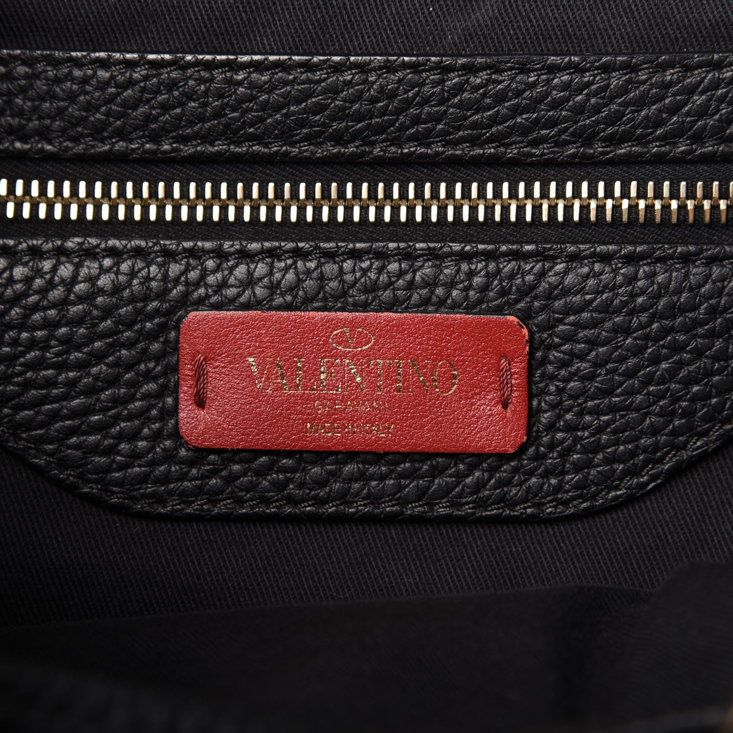 VALENTINO Pebbled Calfskin Rockstud Drawstring Backpack – Caroline's  Fashion Luxuries